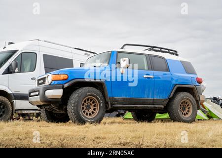 Loveland, CO, USA - August 26, 2023: Toyota FJ Cruiser 4wd SUV with roof racks at a busy campground. Stock Photo