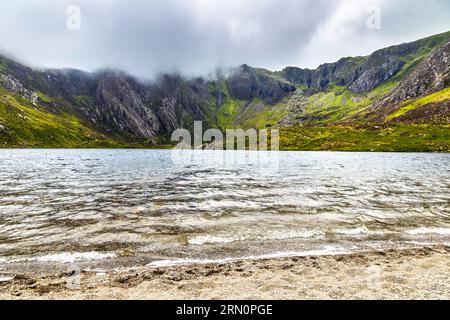 Llyn Idwal lake along the trail to the Glyder Fawr summit, Cwm Idwal, Snowdonia National Park, Wales, UK Stock Photo