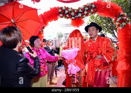 (141129) -- FUZHOU, Nov. 29, 2014 -- A bride and her groom undergo a Chinese wedding in Daonan Village of Songkou Township in Yongtai County, southeast China s Fujian Province, Nov. 29, 2014. ) (lmm) CHINA-FUJIAN-LIFE-CHINESE WEDDING (CN) ZhangxGuojun PUBLICATIONxNOTxINxCHN   Fuzhou Nov 29 2014 a Bride and her Groom undergo a Chinese Wedding in  Village of  Township in Yongtai County South East China S Fujian Province Nov 29 2014 lmm China Fujian Life Chinese Wedding CN ZhangxGuojun PUBLICATIONxNOTxINxCHN Stock Photo