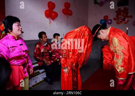 (141129) -- FUZHOU, Nov. 29, 2014 -- A bride and her groom bow to each other during a Chinese wedding in Daonan Village of Songkou Township in Yongtai County, southeast China s Fujian Province, Nov. 29, 2014. ) (lmm) CHINA-FUJIAN-LIFE-CHINESE WEDDING (CN) ZhangxGuojun PUBLICATIONxNOTxINxCHN   Fuzhou Nov 29 2014 a Bride and her Groom Bow to each Other during a Chinese Wedding in  Village of  Township in Yongtai County South East China S Fujian Province Nov 29 2014 lmm China Fujian Life Chinese Wedding CN ZhangxGuojun PUBLICATIONxNOTxINxCHN Stock Photo