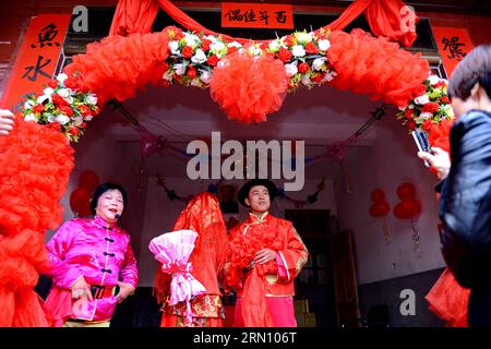 (141129) -- FUZHOU, Nov. 29, 2014 -- A bride and her groom undergo a Chinese wedding in Daonan Village of Songkou Township in Yongtai County, southeast China s Fujian Province, Nov. 29, 2014. ) (lmm) CHINA-FUJIAN-LIFE-CHINESE WEDDING (CN) ZhangxGuojun PUBLICATIONxNOTxINxCHN   Fuzhou Nov 29 2014 a Bride and her Groom undergo a Chinese Wedding in  Village of  Township in Yongtai County South East China S Fujian Province Nov 29 2014 lmm China Fujian Life Chinese Wedding CN ZhangxGuojun PUBLICATIONxNOTxINxCHN Stock Photo
