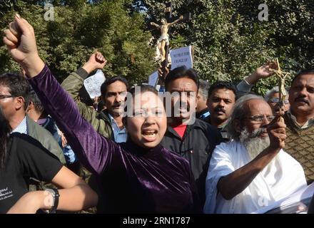 AKTUELLES ZEITGESCHEHEN Christen protestieren in Neu Delhi nach dem Brand in einer katholischen Kirche (141202) -- NEW DELHI, Dec. 2, 2014 () -- Protesters hold placards and chant slogans during a rally after a fire destroyed a Catholic church outside Delhi police headquarters in New Delhi, India, Dec. 2, 2014. Hundreds of Christians Tuesday protested against the headquarters of the Delhi Police, demanding a probe into the gutting of a Catholic church. ()(bxq) INDIA-NEW DELHI-PROTEST Xinhua PUBLICATIONxNOTxINxCHN   News Current events Christians Protest in New Delhi after the Brand in a Cathol Stock Photo