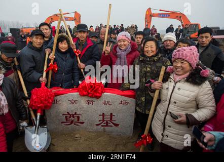 WIRTSCHAFT Peking - Grundsteinlegung für den neuen Flughafen (141226) -- BEIJING, Dec. 25, 2014 -- Local villagers pose with the foundation stone at the ground breaking ceremony of Beijing s new airport in the Daxing District of Beijing, capital of China, Dec. 25, 2014. The airport is designed to handle 72 million passengers, 2 million tonnes of cargo and mail, and 620,000 flights in 2025. ) (wf) CHINA-BEIJING-NEW AIRPORT-CONSTRUCTION (CN) LuoxXiaoguang PUBLICATIONxNOTxINxCHN   Economy Beijing Groundbreaking for the New Airport  Beijing DEC 25 2014 Local Villagers Pose With The Foundation Ston Stock Photo