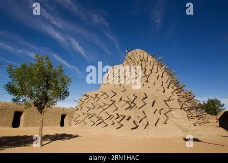 (150102) -- GAO, Jan. 2, 2015 -- Photo taken on Dec. 31, 2014 shows the Tomb of Askia, in Gao, northern Mali. Built in the late fifteenth century, Askia is believed to be the burial place of Askia Mohammad I, one of the Songhai Empire s most prolific emperors. It is designated as a UNESCO World Heritage Site in 2004. ) MALI-GAO-TOMB OF ASKIA LixJing PUBLICATIONxNOTxINxCHN   Gao Jan 2 2015 Photo Taken ON DEC 31 2014 Shows The Tomb of Askia in Gao Northern Mali built in The Late fifteenth Century Askia IS believed to Be The burial Place of Askia Mohammad I One of The  Empire S Most prolific Empe Stock Photo