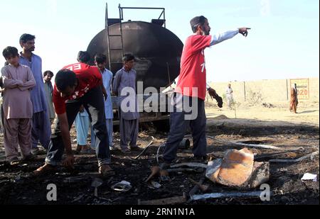 AKTUELLES ZEITGESCHEHEN Schweres Busunglück in Pakistan (150111) -- KARACHI, Jan. 11, 2015 -- Pakistani rescuers examine the accident site after a passenger bus collided with an oil tanker along the Super Highway near southern Pakistani port city of Karachi, Jan. 11, 2015. At least 59 people were killed and four others injured when a passenger bus hit an oil tanker in Pakistan s southern port city of Karachi on early Sunday morning, hospital sources said. ) PAKISTAN-KARACHI-TRAFFIC-ROAD ACCIDENT Arshad PUBLICATIONxNOTxINxCHN   News Current events Heavy Busunglück in Pakistan  Karachi Jan 11 20 Stock Photo