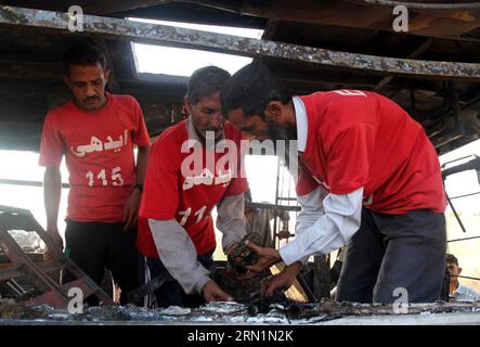 AKTUELLES ZEITGESCHEHEN Schweres Busunglück in Pakistan (150111) -- KARACHI, Jan. 11, 2015 -- Pakistani rescuers collect evidence from a burnt out passenger bus after it collided with an oil tanker along the Super Highway near southern Pakistani port city of Karachi, Jan. 11, 2015. At least 59 people were killed and four others injured when a passenger bus hit an oil tanker in Pakistan s southern port city of Karachi on early Sunday morning, hospital sources said. ) PAKISTAN-KARACHI-TRAFFIC-ROAD ACCIDENT Arshad PUBLICATIONxNOTxINxCHN   News Current events Heavy Busunglück in Pakistan  Karachi Stock Photo