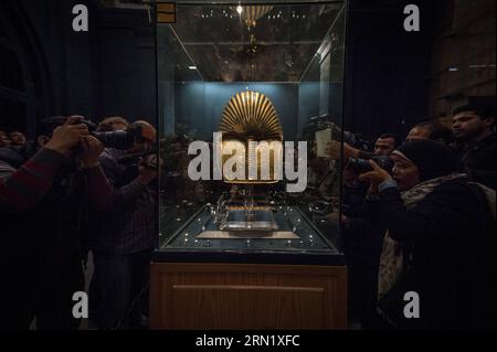 AKTUELLES ZEITGESCHEHEN Ägypten - PK zur beschädigten Totenmaske von Pharao Tutanchamun (150124) -- CAIRO, Jan. 24, 2015 -- Journalists take photos and video of the displayed Tutankhamun mask in the Egyptian Museum, Cairo, Egypt, on Jan. 24, 2015. Egyptian Ministry of Antiquities held a press conference on Saturday as a response to recent news on the damage and restoring of the burial mask of Egyptian Pharaoh Tutankhamun. ) EGYPT-CAIRO-MUSEUM-TUTANKHAMUM-MASK-PRESS CONFERENCE PanxChaoyue PUBLICATIONxNOTxINxCHN   News Current events Egypt press conference to damaged Death mask from Pharaoh Tuta Stock Photo