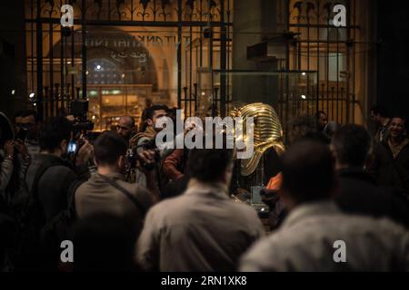 AKTUELLES ZEITGESCHEHEN Ägypten - PK zur beschädigten Totenmaske von Pharao Tutanchamun (150124) -- CAIRO, Jan. 24, 2015 -- Journalists take photos and video of the displayed Tutankhamun mask in the Egyptian Museum, Cairo, Egypt, on Jan. 24, 2015. Egyptian Ministry of Antiquities held a press conference on Saturday as a response to recent news on the damage and restoring of the burial mask of Egyptian Pharaoh Tutankhamun. ) EGYPT-CAIRO-MUSEUM-TUTANKHAMUM-MASK-PRESS CONFERENCE PanxChaoyue PUBLICATIONxNOTxINxCHN   News Current events Egypt press conference to damaged Death mask from Pharaoh Tuta Stock Photo