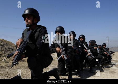 (150211) -- NOWSHERA, Feb. 11, 2015 (Xinhua) -- Pakistani police ...
