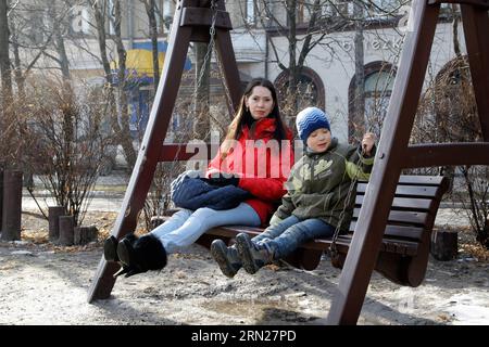 People relax in the street in Donetsk, eastern Ukraine, Feb. 15, 2015. Conflicting sides in Ukraine observed ceasefire at midnight Sunday as written in the Minsk peace agreement. Negotiated by Russian President Vladimir Putin, Ukrainian President Petro Poroshenko, German Chancellor Angela Merkel and French President Francois Hollande, the peace deal envisages a ceasefire from Feb. 15 and withdrawal of heavy weapons from the frontline, and also covers election timelines, border control and prisoner exchange. ) UKRAINE-DONETSK-CEASEFIRE Ermochenko PUBLICATIONxNOTxINxCHN   Celebrities Relax in Th Stock Photo