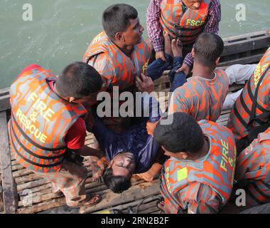 (150223) -- DHAKA, Feb. 22, 2015 -- Rescuers retrieve a body of a victim after a ferry accident on the Padma River in Manikganj district, Bangladesh, Feb. 22, 2015. Death toll in Bangladesh s ferry accident in Bangladesh s western Manikganj district on Sunday rose to 65 as rescuers found 24 more bodies inside the hull of the ferry early Monday, a police officer said. )(bxq) BANGLADESH-DHAKA-FERRY-ACCIDENT SharifulxIslam PUBLICATIONxNOTxINxCHN   Dhaka Feb 22 2015 Rescue  a Body of a Victim After a Ferry accident ON The Padma River in Manikganj District Bangladesh Feb 22 2015 Death toll in Bangl Stock Photo