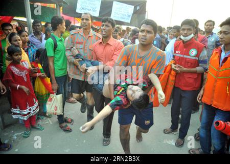(150223) -- DHAKA, Feb. 22, 2015 -- Rescuers carry a body of a victim after a ferry accident on the Padma River in Manikganj district, Bangladesh, Feb. 22, 2015. Death toll in Bangladesh s ferry accident in Bangladesh s western Manikganj district on Sunday rose to 65 as rescuers found 24 more bodies inside the hull of the ferry early Monday, a police officer said. )(bxq) BANGLADESH-DHAKA-FERRY-ACCIDENT SharifulxIslam PUBLICATIONxNOTxINxCHN   Dhaka Feb 22 2015 Rescue Carry a Body of a Victim After a Ferry accident ON The Padma River in Manikganj District Bangladesh Feb 22 2015 Death toll in Ban Stock Photo