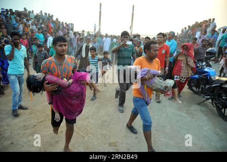 (150223) -- DHAKA, Feb. 22, 2015 -- Rescuers carry bodies of victims after a ferry accident on the Padma River in Manikganj district, Bangladesh, Feb. 22, 2015. Death toll in Bangladesh s ferry accident in Bangladesh s western Manikganj district on Sunday rose to 65 as rescuers found 24 more bodies inside the hull of the ferry early Monday, a police officer said. )(bxq) BANGLADESH-DHAKA-FERRY-ACCIDENT SharifulxIslam PUBLICATIONxNOTxINxCHN   Dhaka Feb 22 2015 Rescue Carry Bodies of Victims After a Ferry accident ON The Padma River in Manikganj District Bangladesh Feb 22 2015 Death toll in Bangl Stock Photo