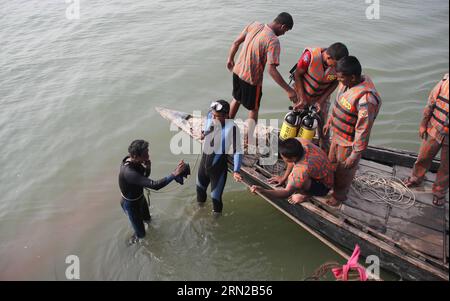 (150223) -- DHAKA, Feb. 22, 2015 -- Divers search for bodies of victims after a ferry accident on the Padma River in Manikganj district, Bangladesh, Feb. 22, 2015. Death toll in Bangladesh s ferry accident in Bangladesh s western Manikganj district on Sunday rose to 65 as rescuers found 24 more bodies inside the hull of the ferry early Monday, a police officer said. )(bxq) BANGLADESH-DHAKA-FERRY-ACCIDENT SharifulxIslam PUBLICATIONxNOTxINxCHN   Dhaka Feb 22 2015 Divers Search for Bodies of Victims After a Ferry accident ON The Padma River in Manikganj District Bangladesh Feb 22 2015 Death toll Stock Photo