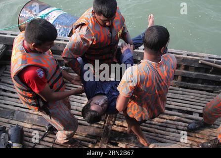 (150223) -- DHAKA, Feb. 22, 2015 -- Rescuers retrieve the body of a victim after a ferry accident on the Padma River in Manikganj district, Bangladesh, Feb. 22, 2015. Death toll in Bangladesh s ferry accident in Bangladesh s western Manikganj district on Sunday rose to 65 as rescuers found 24 more bodies inside the hull of the ferry early Monday, a police officer said. )(bxq) BANGLADESH-DHAKA-FERRY-ACCIDENT SharifulxIslam PUBLICATIONxNOTxINxCHN   Dhaka Feb 22 2015 Rescue  The Body of a Victim After a Ferry accident ON The Padma River in Manikganj District Bangladesh Feb 22 2015 Death toll in B Stock Photo