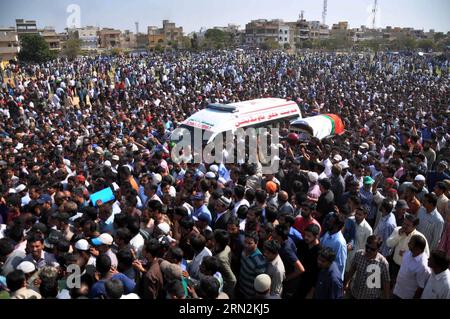 Supporters of Muttahida Qaumi Movement (MQM) and relatives attend the funeral of MQM worker Waqas Ali Shah killed in a paramilitary raid on MQM headquarters, in southern Pakistani port city of Karachi on March 12, 2015. Pakistan paramilitary troops sealed the headquarters of MQM for a thorough search of the building in the port city of Karachi early Wednesday. MQM is mainly representing the ethnic-Urdu speaking people who migrated from India after the creation of Pakistan in 1947. The MQM has a strong presence in Karachi and some urban areas in southern Sindh province. ) PAKISTAN-KARACHI-FUNER Stock Photo