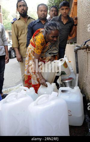 People collect pure water in Dhaka, Bangladesh, March 21, 2015. World Water Day is observed annually on March 22 as a means of highlighting the importance of fresh water. ) (lyi) BANGLADESH-DHAKA-WORLD WATER DAY SharifulxIslam PUBLICATIONxNOTxINxCHN   Celebrities Collect Pure Water in Dhaka Bangladesh March 21 2015 World Water Day IS observed annually ON March 22 As a Means of highlighting The importance of Fresh Water lyi Bangladesh Dhaka World Water Day  PUBLICATIONxNOTxINxCHN Stock Photo