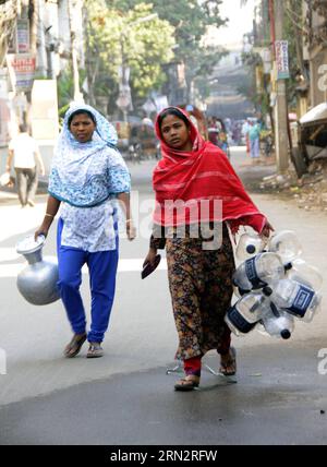 People go to collect pure water in Dhaka, Bangladesh, March 21, 2015. World Water Day is observed annually on March 22 as a means of highlighting the importance of fresh water. ) (lyi) BANGLADESH-DHAKA-WORLD WATER DAY SharifulxIslam PUBLICATIONxNOTxINxCHN   Celebrities Go to Collect Pure Water in Dhaka Bangladesh March 21 2015 World Water Day IS observed annually ON March 22 As a Means of highlighting The importance of Fresh Water lyi Bangladesh Dhaka World Water Day  PUBLICATIONxNOTxINxCHN Stock Photo