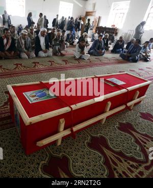 (150323) -- SANAA, March 23, 2015 -- People pray for a victim in the suicide bombing attacks on mosques on Friday in Sanaa, Yemen, on March 23, 2015. The Yemeni people held a funeral for those who were killed in suicide bombing attacks in Sanaa on Friday. The Islamic State launched four bombing attacks in Yemen on Friday that killed at least 154 people and wounded 350 others. ) YEMEN-SANAA-ATTACKS-VICTIMS-FUNERAL HanixAli PUBLICATIONxNOTxINxCHN   Sanaa March 23 2015 Celebrities Pray for a Victim in The Suicide Bombing Attacks ON Mosques ON Friday in Sanaa Yemen ON March 23 2015 The Yemeni Cele Stock Photo