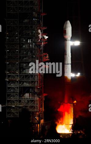 TECHNIK UND WISSENSCHAFT Rakete startet mit chinesischem GPS-Konkurrenzsatellit A Long March3C rocket carrying a newgeneration satellite for the BeiDou Navigation Satellite System BDS blasts off from the Xichang Satellite Launch Center in the southwest China s Sichuan Province, March 30, 2015. China launched a newgeneration satellite into space for its indigenous global navigation and positioning network at 952 p.m. Beijing Time Monday. It is the 17th satellite for the BDS. The launch marked the beginning of expanding the regional BDS to global coverage. wyo CHINAXICHANGSATELLITELAUNCH CN Baix Stock Photo