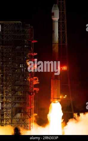 TECHNIK UND WISSENSCHAFT Rakete startet mit chinesischem GPS-Konkurrenzsatellit A Long March3C rocket carrying a newgeneration satellite for the BeiDou Navigation Satellite System BDS blasts off from the Xichang Satellite Launch Center in southwest China s Sichuan Province, March 30, 2015. China launched a newgeneration satellite into space for its indigenous global navigation and positioning network at 952 p.m. Beijing Time Monday. It is the 17th satellite for the BDS. The launch marked the beginning of expanding the regional BDS to global coverage. wyo CHINAXICHANGSATELLITELAUNCH CN BaixYu P Stock Photo