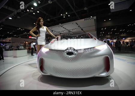 (150402) -- ILSAN, April 2, 2015 -- A South Korean model poses beside a Renault EOLAB PHEV concept, which is showcased for the first time in Asia by Renault Samsung Motors Co, during a media preview at the Seoul Motor Show in Ilsan, Gyeonggi Province of South Korea, April 2, 2015. Seoul Motor Show will officially kick off Friday at the Korea International Exhibition Center in Ilsan. ) SOUTH KOREA-ILSAN-MOTOR SHOW SeongbinxKang PUBLICATIONxNOTxINxCHN   Ilsan April 2 2015 a South Korean Model Poses Beside a Renault   Concept Which IS showcased for The First Time in Asia by Renault Samsung Engine Stock Photo