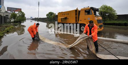 (150407) -- CHANGSHA, April 7, 2015 -- Workers prepare to drain water from a submerged road in Changsha, capital of central China s Hunan Province, April 7, 2015. Changsha greeted a rainstorm on Tuesday, with part of the city facing waterlogging as a result. ) (zwx) CHINA-HUNAN-CHANGSHA-WATERLOGGING(CN) LongxHongtao PUBLICATIONxNOTxINxCHN   Changsha April 7 2015 Workers prepare to Drain Water from a submerged Road in Changsha Capital of Central China S Hunan Province April 7 2015 Changsha greeted a Rainstorm ON Tuesday With Part of The City Facing waterlogging As a Result  China Hunan Changsha Stock Photo