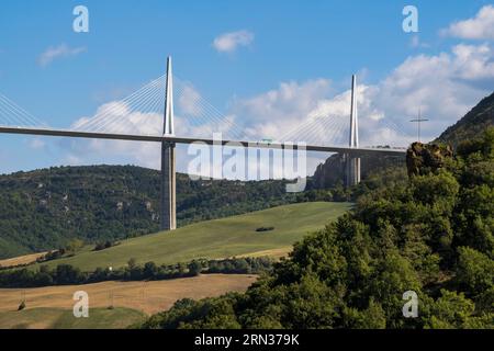 France, Aveyron, Grands Causses regional natural park, Peyre, the Millau viaduct by architects Michel Virlogeux and Norman Foster, above the Tarn river, the Cross of Peyre in the foreground Stock Photo