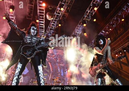 MONTEVIDEO, April 18, 2015 -- Gene Simmons (L) and Paul Stanley of the U.S. band Kiss perform during a concert of the tour 40th Anniversary in the Gran Parque Central stadium, in Montevideo, capital of Uruguay, on April 18, 2015. ) (dzl) URUGUAY-MONTEVIDEO-CONCERT-KISS NICOLASxCELAYA PUBLICATIONxNOTxINxCHN   Montevideo April 18 2015 Genes Simmons l and Paul Stanley of The U S Tie Kiss perform during a Concert of The Tour 40th Anniversary in The Gran Parque Central Stage in Montevideo Capital of Uruguay ON April 18 2015 dzl Uruguay Montevideo Concert Kiss NicolasxCelaya PUBLICATIONxNOTxINxCHN Stock Photo