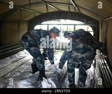 (150426) -- LHASA, April 26, 2015 -- Soldiers load a truck with relief goods in Lhasa, capital of southwest China s Tibet Autonomous Region, April 26, 2015. Death toll in southwest China s Tibet Autonomous Region has climbed to 17, after a powerful earthquake struck neighboring Nepal on Saturday. A total of 53 people were injured, while about 12,000 have been evacuated, according to rescuers. )(yxb) CHINA-TIBET-NEPAL EARTHQUAKE (CN) WenxZhenjun PUBLICATIONxNOTxINxCHN   Lhasa April 26 2015 Soldiers Load a Truck With Relief Goods in Lhasa Capital of Southwest China S Tibet Autonomous Region Apri Stock Photo