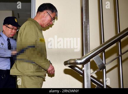 (150428) -- SEOUL, April 28, 2015 -- Lee Joon-seok (R), captain of the South Korean sunken ferry Sewol, enters into the courtroom of the Gwangju High Court in Gwangju, South Korea, April 28, 2015. The captain of the South Korean sunken ferry Sewol, which claimed lives of more than 300 passengers, most of them high school students, was sentenced to life in prison Tuesday in an appeals court ruling, reversing a lower court s judgment. ) (cl) SOUTH KOREA-GWANGJU-SUNKEN FERRY-CAPTAIN-LIFE IMPRISONMENT NEWSIS PUBLICATIONxNOTxINxCHN   Seoul April 28 2015 Lee Joon Seok r Captain of The South Korean S Stock Photo