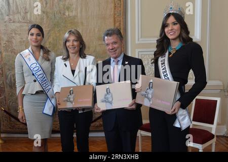 (150428) -- BOGOTA, April 28, 2015 -- Image provided by shows Colombian President Juan Manuel Santos (2nd R) and First Lady Maria Clemencia Rodriguez (2nd L) posing with Paulina Vega (1st R), Miss Universe 2014, and Ariadna Gutierrez Arevalo (1st L), Miss Colombia 2015, in the Presidential House in Bogota, Colombia, on April 28, 2015. Cesar Carrion/) (jp) COLOMBIA-BOGOTA-SANTOS COLOMBIA SxPRESIDENCY PUBLICATIONxNOTxINxCHN   Bogota April 28 2015 Image provided by Shows Colombian President Juan Manuel Santos 2nd r and First Lady Mary Clemencia Rodriguez 2nd l Posing With Paulina Vega 1st r Miss Stock Photo