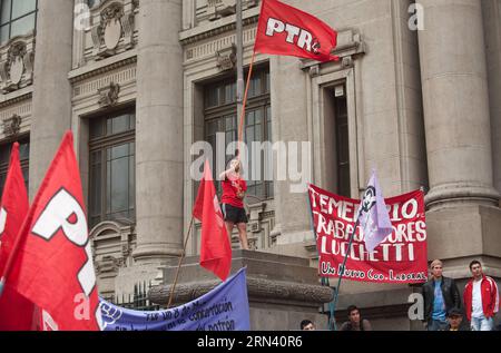 POLITIK Straßenkämpfe bei Demonstration in Chile (150501) -- SANTIAGO, May 1, 2015 -- A demonstrator holds a flag during a march organized by United Union of Workers and the Confederation of Chilean Students in Santiago, capital of Chile, on May 1, 2015, the International Workers Day. Jorge Villegas) (jg) CHILE-SANTIAGO-SOCIETY-MAY DAY e JORGExVILLEGAS PUBLICATIONxNOTxINxCHN   politics Road struggles at Demonstration in Chile  Santiago May 1 2015 a demonstrator holds a Flag during a March Organized by United Union of Workers and The Confederation of Chilean Students in Santiago Capital of Chil Stock Photo