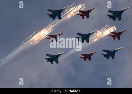 (150509) -- MOSCOW, May 9, 2015 -- Sukhoi Su-27 and Mikoyan MiG-29 of the Russian Knights and Strizhi aerobatic teams fly over the Red Square during the military parade marking the 70th anniversary of the victory in the Great Patriotic War, in Moscow, Russia, May 9, 2015. ) (wjq) RUSSIA-MOSCOW-VICTORY DAY PARADE PavelxBednyakov PUBLICATIONxNOTxINxCHN   Moscow May 9 2015 Sukhoi SU 27 and Mikoyan Mig 29 of The Russian Knights and Strizhi Aerobatic Teams Fly Over The Red Square during The Military Parade marking The 70th Anniversary of The Victory in The Great Patriotic was in Moscow Russia May 9 Stock Photo