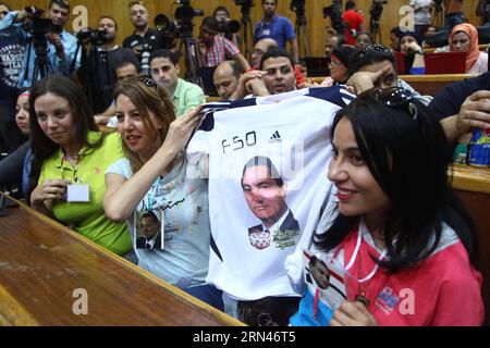 (150509) -- CAIRO, May 9, 2015 -- Supporters of Egypt s former President Hosni Mubarak show a T-shirt with Mubarak s portrait on it during the trial in Cairo, Egypt, on May 9, 2015. An Egyptian court sentenced former President Hosni Mubarak, and his two sons to three years in jail over corruption charges. (Xinhua)(zhf) EGYPT-CAIRO-MUBARAK-TRAIL AhmedxGomaa PUBLICATIONxNOTxINxCHN   Cairo May 9 2015 Supporters of Egypt S Former President Hosni Mubarak Show a T Shirt With Mubarak S Portrait ON IT during The Trial in Cairo Egypt ON May 9 2015 to Egyptian Court Sentenced Former President Hosni Mub Stock Photo
