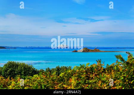 Spirit of Discovery, cruise ship of the British shipping company Saga Cruises off the coast of the Isles of Scilly, St Martin's, Isles of Scilly Stock Photo