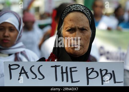 (150518) -- QUEZON CITY, May 18, 2015 -- A Muslim woman holds a placard in favor of the Bangsamoro Basic Law (BBL) during a peace rally in Quezon City, the Philippines, May 18, 2015. The Muslim people are calling for the passage of the BBL that would create a Bangsamoro sub-state with sovereign powers to be governed exclusively by Filipino Muslims in southern Philippines. ) THE PHILIPPINES-QUEZON CITY-MUSLIM PEACE RALLY RouellexUmali PUBLICATIONxNOTxINxCHN   Quezon City May 18 2015 a Muslim Woman holds a placard in favor of The Bangsamoro Basic Law BBL during a Peace Rally in Quezon City The P Stock Photo