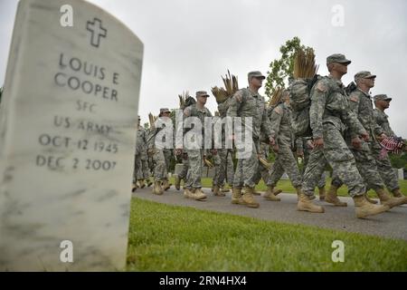 (150521) -- ARLINGTON, May 21, 2015 -- Soliders from the 3rd U.S. Infantry Regiment walk to place flags at grave sites during the Flags-In ceremony at the Arlington National Cemetery in Arlington, Virginia, the United States, on May 21, 2015. More than 1,000 soldiers placed flags for over 228,000 graves in the cemetery to mark Memorial Day, the last Monday of May. ) US-ARLINGTON-MEMORIAL DAY-FLAGS-IN-CEREMONY YinxBogu PUBLICATIONxNOTxINxCHN   150521 Arlington May 21 2015 Soldiers from The 3rd U S Infantry Regiment Walk to Place Flags AT Grave Sites during The Flags in Ceremony AT The Arlington Stock Photo