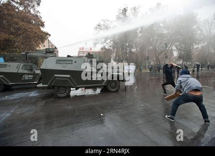 (150528) -- SANTIAGO, May 28, 2015 -- Students clash with riot police during a demonstration demanding the government to improve the quality of the public education in Santiago, capital of Chile, on May 28, 2015. Jorge Villegas) (jg) (sss) CHILE-SANTIAGO-SOCIETY-MARCH e JORGExVILLEGAS PUBLICATIONxNOTxINxCHN   150528 Santiago May 28 2015 Students Clash With Riot Police during a Demonstration demanding The Government to Improve The Quality of The Public Education in Santiago Capital of Chile ON May 28 2015 Jorge Villegas JG SSS Chile Santiago Society March e JORGExVILLEGAS PUBLICATIONxNOTxINxCHN Stock Photo