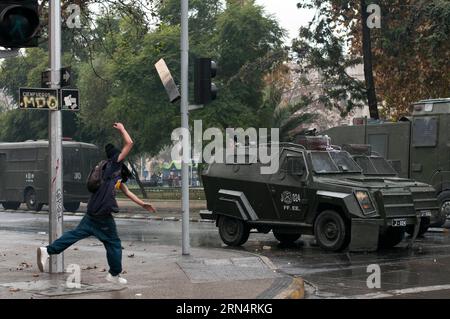 (150528) -- SANTIAGO, May 28, 2015 -- Students clash with riot police during a demonstration demanding the government to improve the quality of the public education in Santiago, capital of Chile, on May 28, 2015. Jorge Villegas) (jg) (sss) CHILE-SANTIAGO-SOCIETY-MARCH e JORGExVILLEGAS PUBLICATIONxNOTxINxCHN   150528 Santiago May 28 2015 Students Clash With Riot Police during a Demonstration demanding The Government to Improve The Quality of The Public Education in Santiago Capital of Chile ON May 28 2015 Jorge Villegas JG SSS Chile Santiago Society March e JORGExVILLEGAS PUBLICATIONxNOTxINxCHN Stock Photo