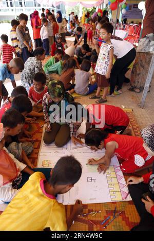 (150601) -- PHNOM PENH, June 1, 2015 -- Children draw pictures during the celebration of the International Children s Day in Phnom Penh, Cambodia, June 1, 2015. Cambodia celebrated the International Children s Day on Monday, focusing on the improvement of nutrition quality for child development and anti-child labor. ) CAMBODIA-PHNOM PENH-CHILDREN S DAY Sovannara PUBLICATIONxNOTxINxCHN   150601 Phnom Penh June 1 2015 Children Draw Pictures during The Celebration of The International Children S Day in Phnom Penh Cambodia June 1 2015 Cambodia celebrated The International Children S Day ON Monday Stock Photo