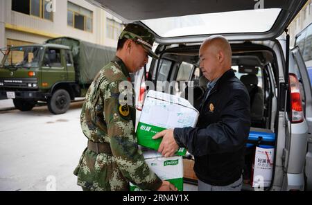 (150604) -- JIANLI, June 4, 2015 -- Resident Xiao Jianmin (R) transports goods to a rescue base in Jianli, central China s Hubei Province, June 4, 2015. Xiao, 45, is the owner of an optical shop in Jianli. He volunteered to join in the rescue effort by offering rescuers and relatives of victims 400 boxes of bottled water and 60 boxes of instant noodles for free. A cruise ship carrying more than 450 people on Monday sank in the Jianli section of the Yangtze River. ) (wyo) CHINA-HUBEI-JIANLI-SHIP SINKING-RESCUE (CN) LixXiang PUBLICATIONxNOTxINxCHN   Jianli June 4 2015 Resident Xiao Jianmin r Tra Stock Photo