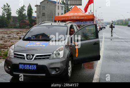 (150604) -- JIANLI, June 4, 2015 -- A car with yellow ribbons tied to the rearview mirrors is seen in Jianli, central China s Hubei Province, June 4, 2015. A cruise ship carrying more than 450 people on Monday sank in the Jianli section of the Yangtze River. Many local drivers are joining the rescue effort by offering free rides for rescuers and relatives of victims with the sign of yellow ribbons. ) (wf) CHINA-HUBEI-SHIP SINKING-RESCUE (CN) HaoxTongqian PUBLICATIONxNOTxINxCHN   Jianli June 4 2015 a Car With Yellow ribbons Tied to The rearview mirrors IS Lakes in Jianli Central China S Hubei P Stock Photo