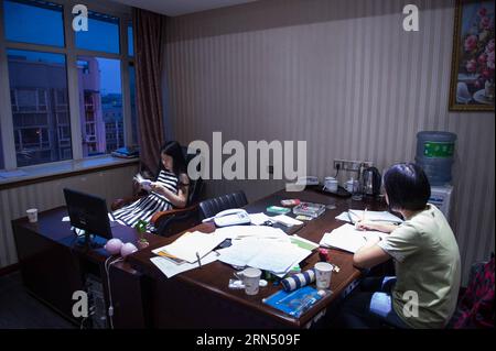 (150606) -- CHONGQING, June 6, 2015 -- A student prepares for the coming national college entrance exams at a room of a hotel in Bishan District of Chongqing, southwest China, June 6, 2015, one day before the exams. About 1300 students of Laifeng High School would attend the exam in Bishan District, a site 20 kilometers away from their school, on June 7 and 8, therefore, most of the students booked hotels near the exam site and prepared for the exam at the last night. ) (zkr) CHINA-CHONGQING-COLLEGE ENTRANCE EXAM-PREPARATION(CN) LiuxChan PUBLICATIONxNOTxINxCHN   Chongqing June 6 2015 a Student Stock Photo