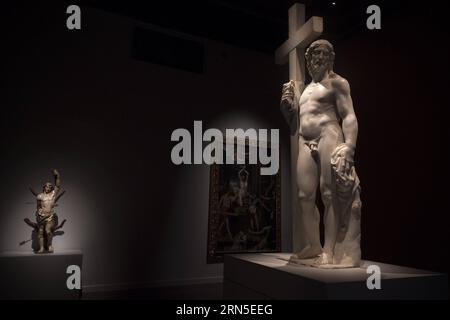 (150623) -- MEXICO CITY, June 23, 2015 -- The sculpture Cristo Portacroce (R) is shown during a tour for media representatives of the exposition Michelangelo Buonarroti: An artist between two worlds , in the Fine Arts Palace, in Mexico City, capital of Mexico, on June 23, 2015. The exposition Michelangelo Buonarroti: An artist between two worlds will be opened to the public from June 26 to September 27, 2015. Alejandro Ayala) (da) MEXICO-MEXICO CITY-CULTURE-EXPOSITION e AlejandroxAyala PUBLICATIONxNOTxINxCHN   150623 Mexico City June 23 2015 The Sculpture Cristo  r IS Shown during a Tour for M Stock Photo