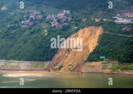 (150624) -- CHONGQING, June 24, 2015 -- Photo taken on June 24, 2015 shows the accident site of a massive landslide on the northern bank of the Daning River, a tributary of the Yangtze River, in Wushan County of Chongqing Municipality, southwest China. The landslide occurred at 6:40 p.m. on Wednesday. Strong waves triggered by the landslide caused a number of fishing and farming vessels anchored on the southern bank to capsize and broke the anchorage cables of other ships. The number of casualties is unknown.) (mp) CHINA-CHONGQING-LANDSLIDE-BOATS SINKING (CN) ZhuxYunping PUBLICATIONxNOTxINxCHN Stock Photo