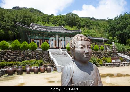 Buddha statue, in the back the Chunjinam Hermitage at Baekyangsa Temple, main temple of the Jogye Order of Korean Buddhism, Bukha-myeon, Jangseong Stock Photo