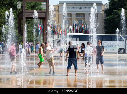 (150704) -- GENEVA, July 4, 2015 -- People cool off in fountains on Nations Square in Geneva, Switzerland, July 4, 2015. World Meteorological Organisation (WMO) announced Friday that the heatwave affecting parts of Western, Central and Eastern Europe since June 27 will continue unabated over the coming days. ) SWITZERLAND-GENEVA-WMO-EUROPE-HOT WAVES XuxJinquan PUBLICATIONxNOTxINxCHN   150704 Geneva July 4 2015 Celebrities cool off in Fountains ON Nations Square in Geneva Switzerland July 4 2015 World Meteorological Organization WMO announced Friday Thatcher The Heat Wave affecting Parts of Wes Stock Photo