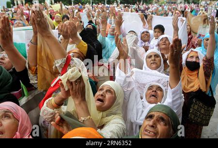 (150709) -- SRINAGAR, July 9, 2015 -- Kashmiri Muslim devotees raise their hands to seek blessings as a head priest displays a relic of the Prophet Muhammad at the Hazratbal shrine, to mark the Martyr Day of Hazrat Ali during Ramadan, in Srinagar, the summer capital of Indian-controlled Kashmir, July 9, 2015. Muslims across the world refrain from eating, drinking and smoking from dawn to dusk to observe the holy fasting month of Ramadan. ) KASHMIR-SRINAGAR-RAMADHAN JavedxDar PUBLICATIONxNOTxINxCHN   150709 Srinagar July 9 2015 Kashmiri Muslim devotees Raise their Hands to SEEK BLESSINGS As a H Stock Photo