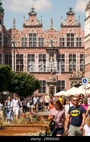 Tourists in Piwna Street and the 17th Century Great Armoury building in the Old Town of Gdansk, Poland, Europe, EU Stock Photo